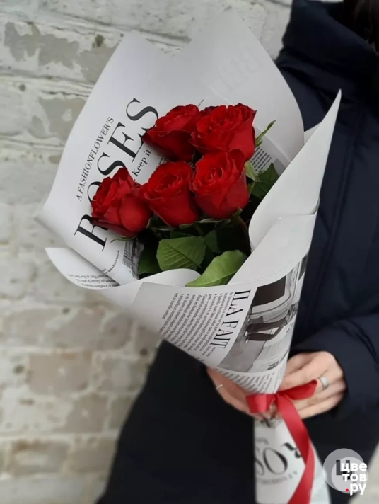 5 красных роз в красивой упаковке